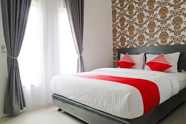 Standard Double Room | Desk, free WiFi, bed sheets - OYO 1185 Sachila Residence Syariah (Padang)