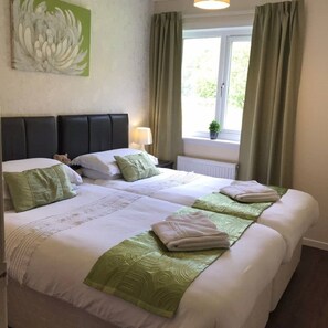 3 bedrooms, in-room safe, iron/ironing board, free WiFi - Cliff View, Free Parking, Free WiFi, (Perth)