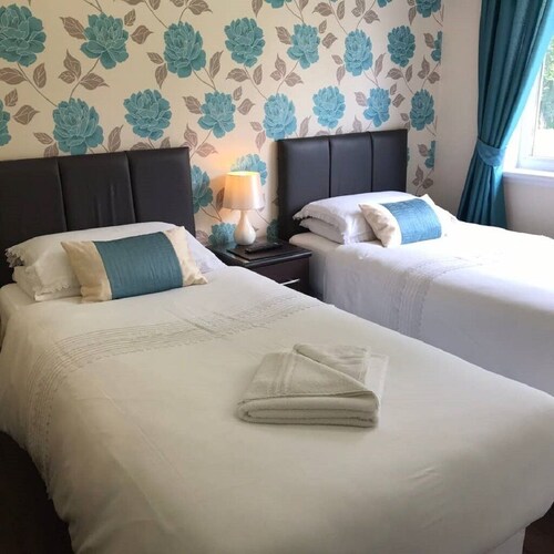 Cliff View, Free Parking, Free WiFi,