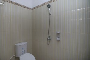 Standaard tweepersoonskamer | Badkamer | Een douche, handdoeken, zeep, shampoo