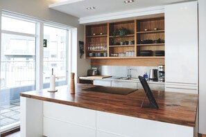 Cobertura exclusiva, 3 quartos | Cozinha privada | Geladeira grande, fogão, cooktop, cafeteira/chaleira