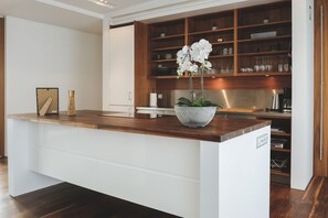 Cobertura superluxo, 2 quartos | Cozinha privada | Geladeira grande, fogão, cooktop, cafeteira/chaleira