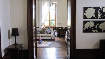 Smart-tv, een dvd-speler, een tafeltennistafel en boeken