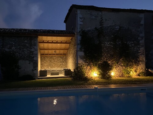 Holiday Manoir 14x7m piscine, distance de marche et vue sur le magnifique village médiéval