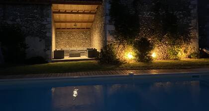 Holiday Manoir 14x7m piscine, distance de marche et vue sur le magnifique village médiéval