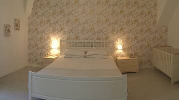 6 slaapkamers, een strijkplank/strijkijzer, reisbedje, gratis wifi