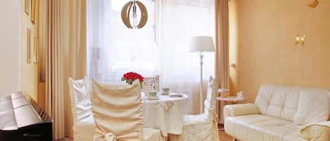 City Condo, Multiple Beds, Ensuite, Courtyard Area | Living area | Flat-screen TV