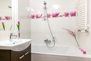 Appartamento | Bagno | Combinazione doccia/vasca, set di cortesia gratuito, asciugacapelli