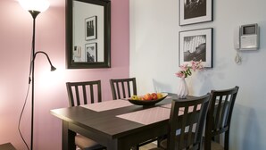 Apartment | In-room dining - KrakowRentals -Tabacco Factory Apartment (Kraków)