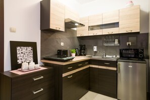 Appartamento | Cucina privata | Frigorifero, microonde, piano cottura, macchina per tè/caffè