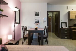 Appartamento | Cucina privata | Frigorifero, microonde, piano cottura, macchina per tè/caffè