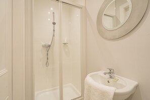 Apartamento | Baño | Ducha y bañera combinadas y toallas