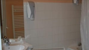 Classic Double Room, 1 Double Bed | Bathroom