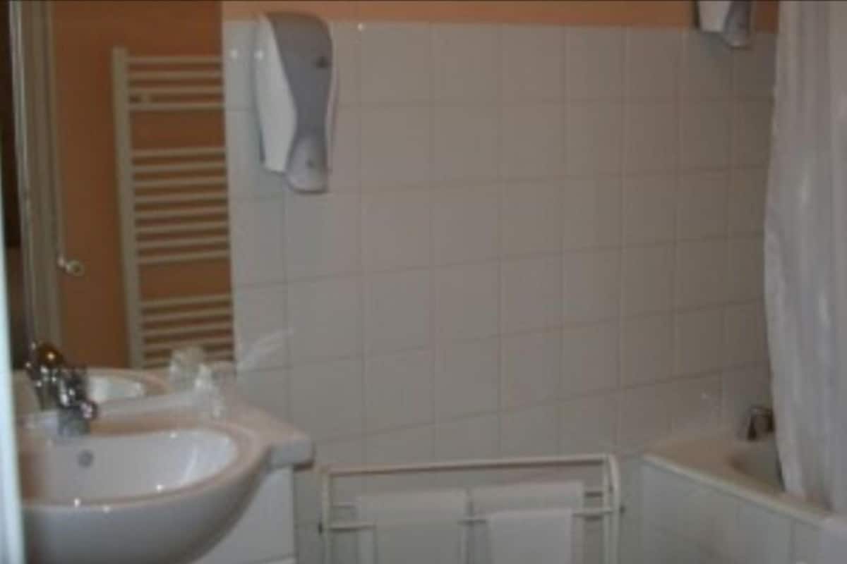 Habitación doble clásica, 1 cama matrimonial | Baño | Regadera, toallas, jabón, shampoo