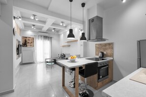 Departamento, vista a la ciudad (101) | Cocina privada | Refrigerador con congelador, horno y parrilla de estufa 