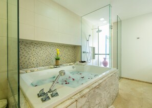 Deluxe kamer | Badkamer | Gratis toiletartikelen, een haardroger, badjassen, pantoffels