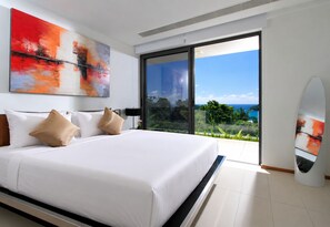 Een moderne hotelkamer met een groot bed, uitzicht op de oceaan en een schilderij aan de muur.