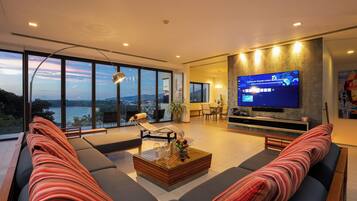The Heights Penthouse Seaview 3 Bedroom A2 | Area keluarga | TV layar datar dan pemutar DVD