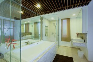 The Heights Luxury Ocean View B22 | Deep soaking bathtub