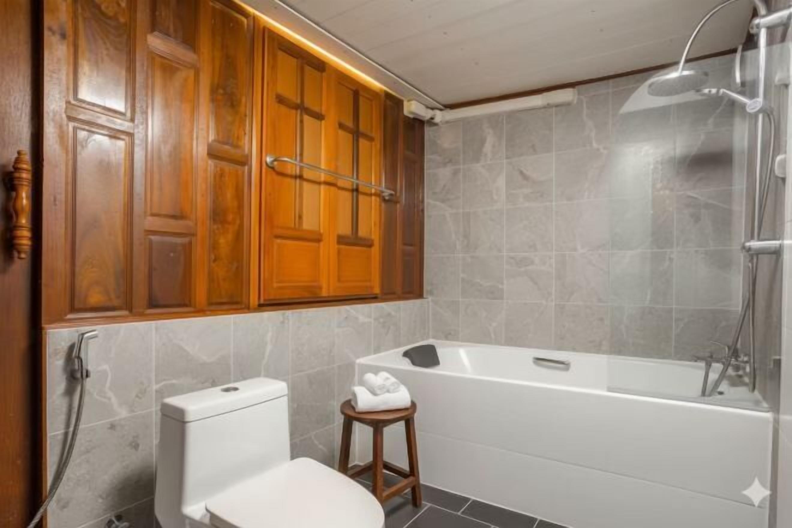 Badkamer | Een bad, handdoeken, zeep, shampoo