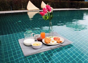 2 restoran, sarapan dihidangkan