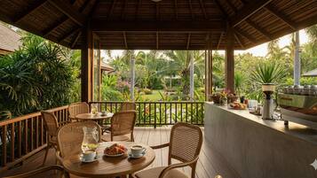 2 restaurants, breakfast served