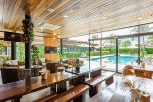 Una piscina al aire libre