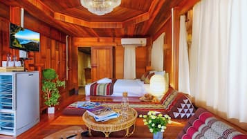 Standard-dobbeltværelse - badekar | Opholdsområde | Smart-tv