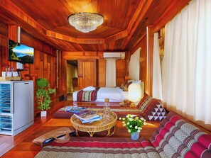 Kahden hengen standard-huone, kylpyamme | Oleskelualue | Älytelevisio