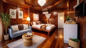 Premier Suite with Bathtub and Sit out & Veranda | Sengetøy i egyptisk bomull, sengetøy av topp kvalitet og skrivebord