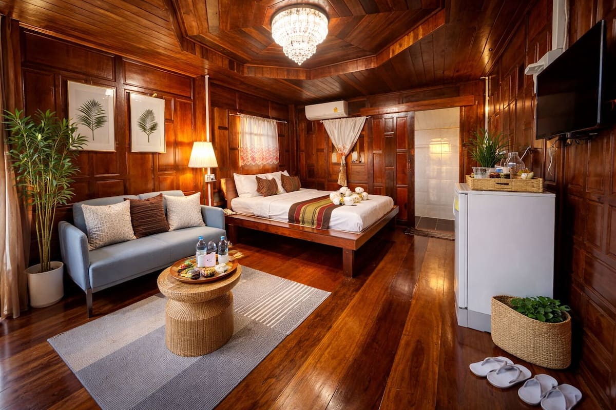 Premier Suite with Bathtub and Sit out & Veranda | Sengetøy i egyptisk bomull, sengetøy av topp kvalitet og skrivebord