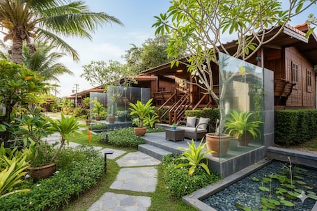 Una piscina al aire libre. SCN Resort & Spa