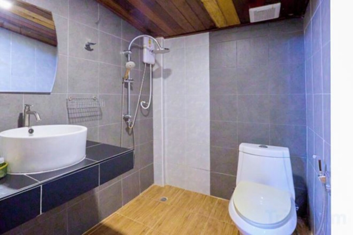 Baño | Bañera, toallas, jabón y champú