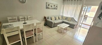 Nydelig lys leilighet 5 minutters gange fra stranden og butikkene