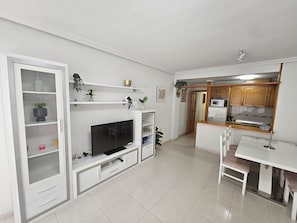 Dining - Beautiful bright apartment 5 min walk from the beach and shops (Torrevieja)