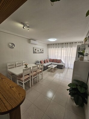 TV - Beautiful bright apartment 5 min walk from the beach and shops (Torrevieja)