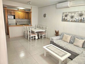 TV - Beautiful bright apartment 5 min walk from the beach and shops (Torrevieja)