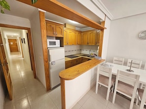 Fridge, microwave, stovetop, coffee/tea maker - Beautiful bright apartment 5 min walk from the beach and shops (Torrevieja)