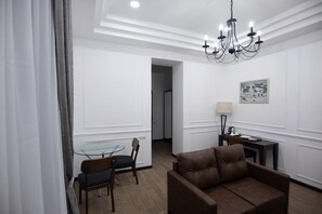 Deluxe-Doppel- oder -Zweibettzimmer | Minibar, Zimmersafe, individuell dekoriert, individuell eingerichtet