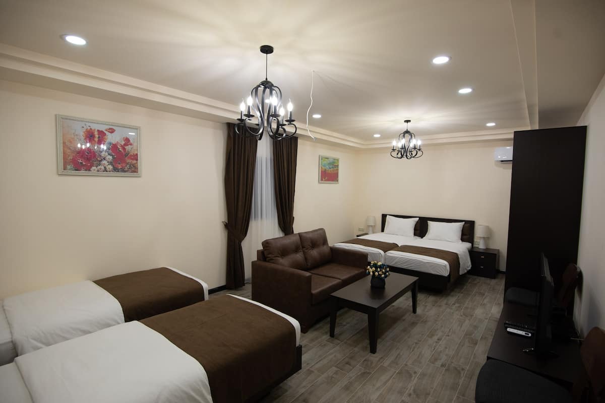 Quadruple Room | Minibar, in-room safe, desk, blackout drapes