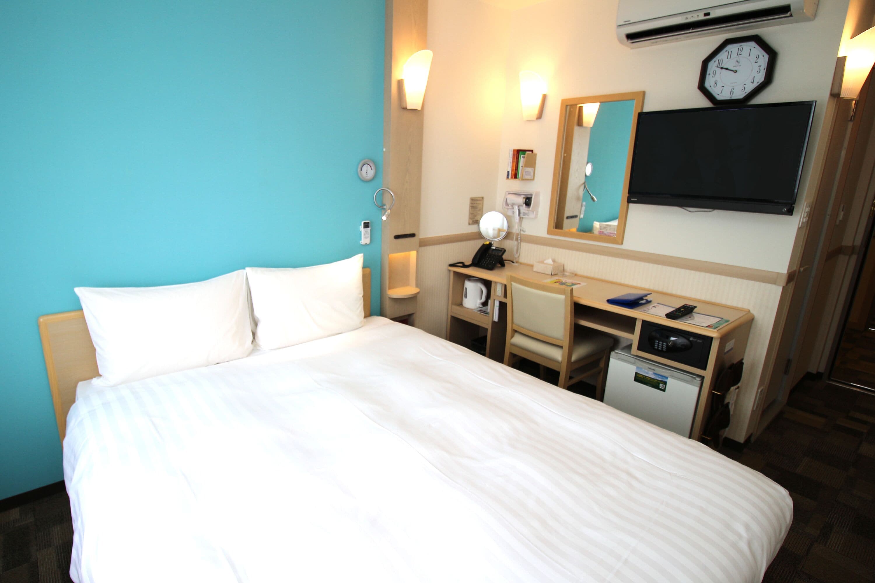 economy double room, non smoking (no parking) | 1 bedroom, in-room safe, desk, blackout curtains