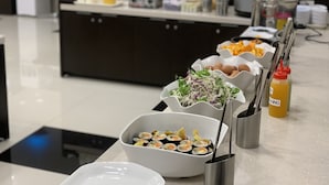 Een buffet met diverse gerechten en sauzen.