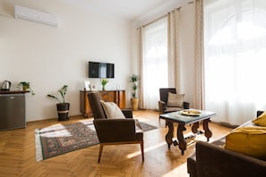 Exclusive Apartment (I) | Living area | LED TV, Netflix, streaming services