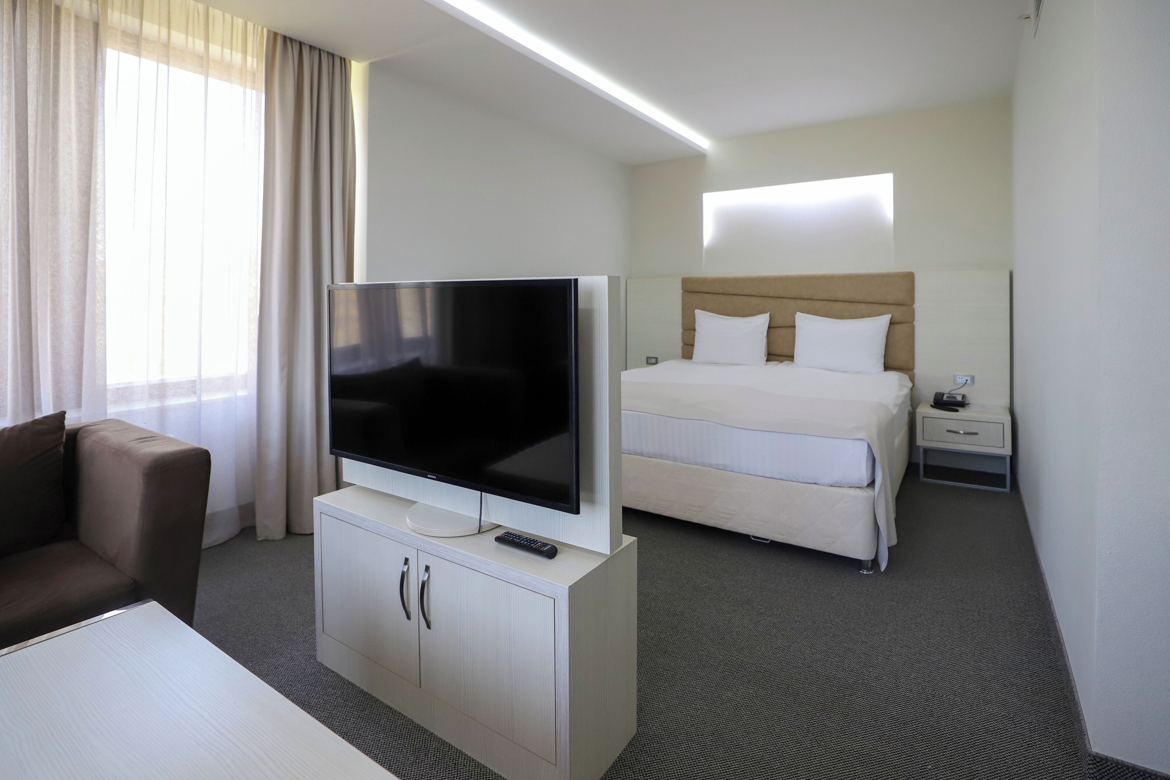 خزنة داخل الغرفة ومكتب وتجهيزات عازلة للصوت ومكواة/لوح كي