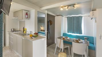 Mobile Home, 2 Bedrooms (Empordà) | Private kitchen | Fridge, stovetop, coffee/tea maker, cookware/dishes/utensils