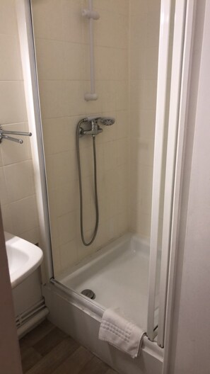 Bathroom shower - Hôtel Notre Dame (Clery-Saint-Andre)