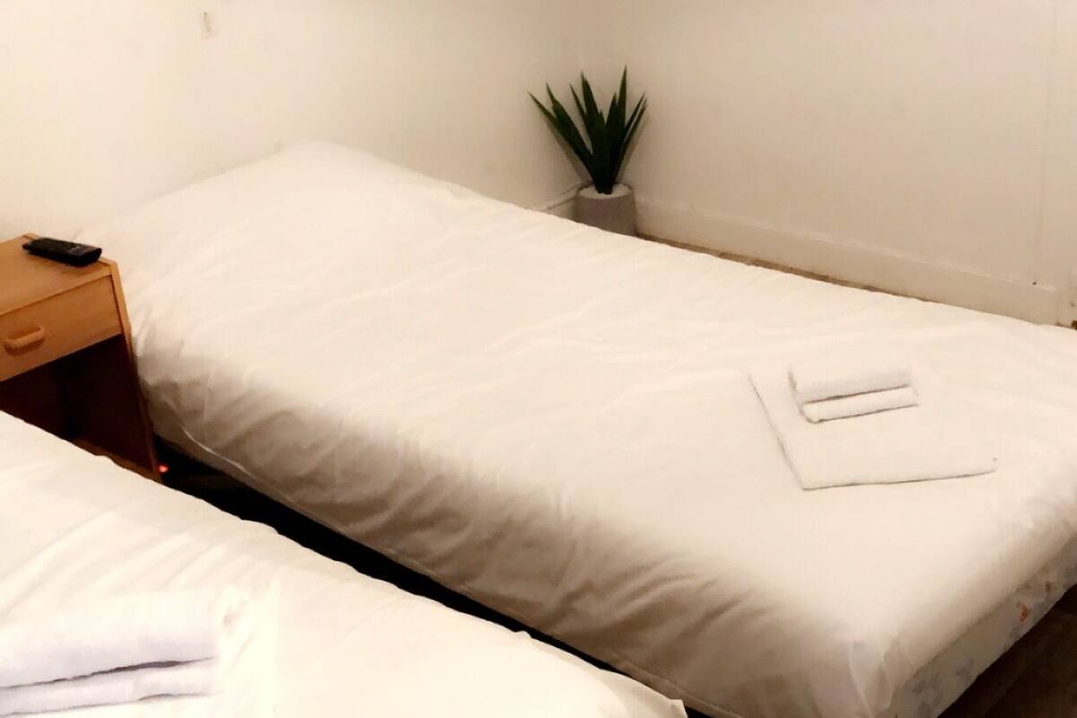 Habitación triple | Decoración personalizada, muebles diferentes y cortinas blackout