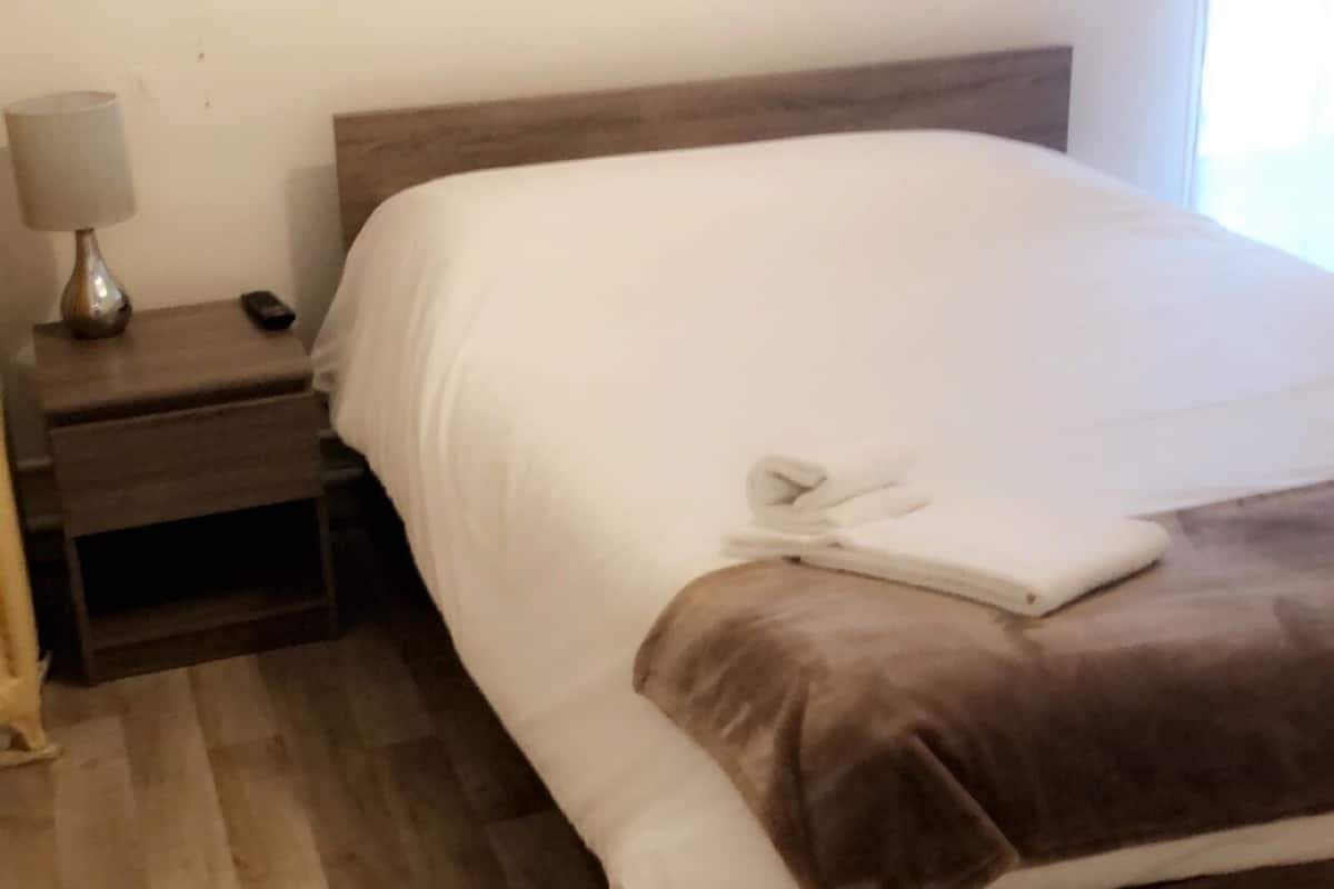 Habitación doble | Decoración personalizada, muebles diferentes y cortinas blackout