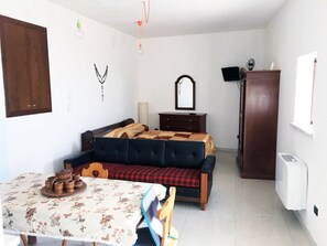Deluxe Triple Room | Free cribs/infant beds, bed sheets - Villa Ragno (Poggio Bustone)
