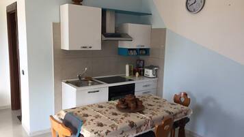 Kamar Triple Deluks | Dapur pribadi | Mesin pembuat kopi/teh dan ketel listrik